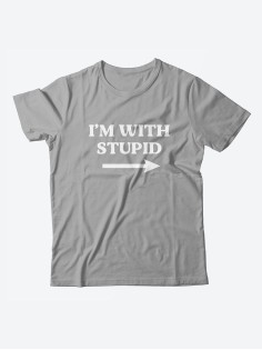 Стильная мужская футболка с надписью Im with stupid /  мужчине оригинальные необычные футболки