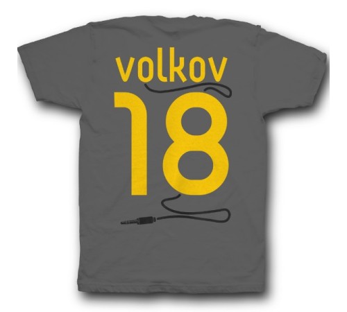 Именная футболка с аккуратным шрифтом и кабелем от наушников #38