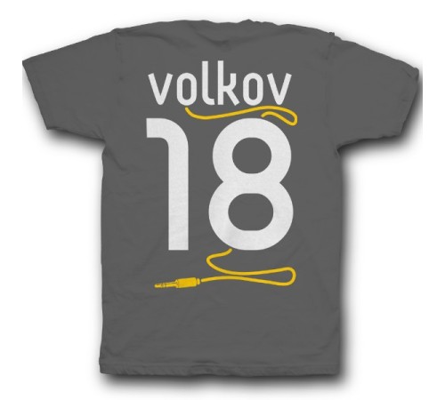 Именная футболка с аккуратным шрифтом и кабелем от наушников #38