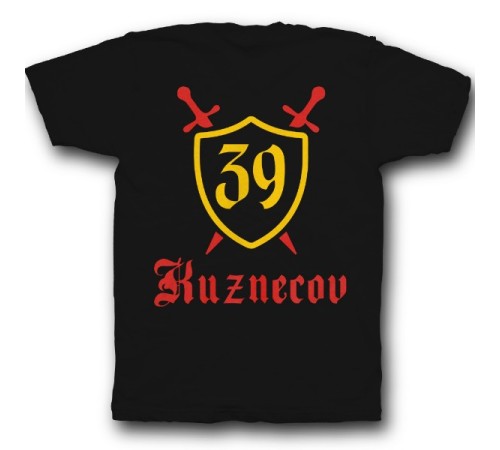 Именная футболка с средневековым шрифтом и щитом #48