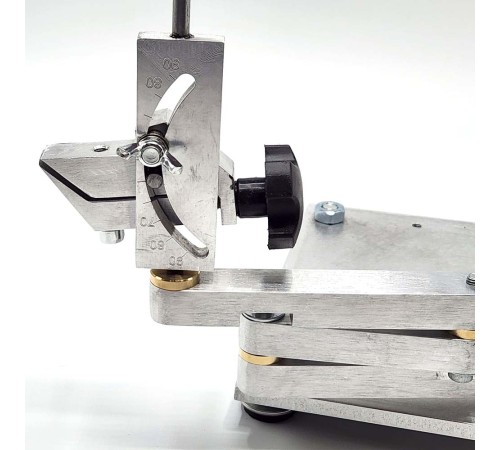 Трехколенный манипулятор для станка