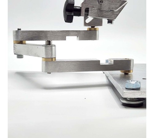 Трехколенный манипулятор для станка