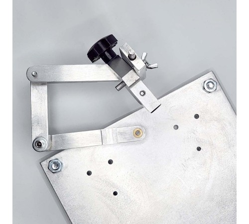 Трехколенный манипулятор для станка