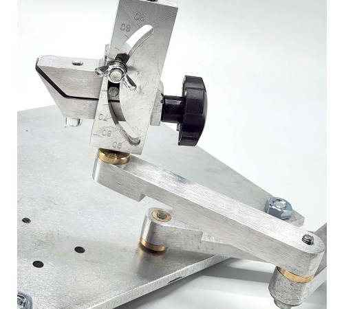 Трехколенный манипулятор для станка