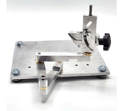 Трехколенный манипулятор для станка