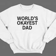 Свитшот в подарок для папы с надписью "World's okayest dad" ("Самый нормальный папа в мире")